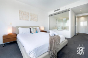 Circle on Cavill AMAZING 1 Bedroom SPA & Study — Q Stay